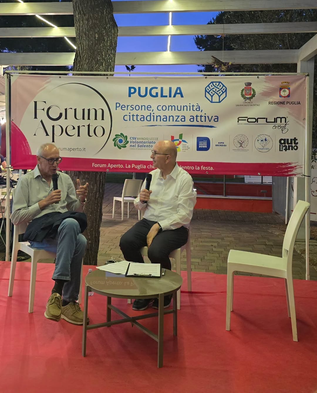 Il dott. Pasquale Fina, ASL Brindisi, in dialogo al talk del presidio salute davanti al banner di Forum Aperto