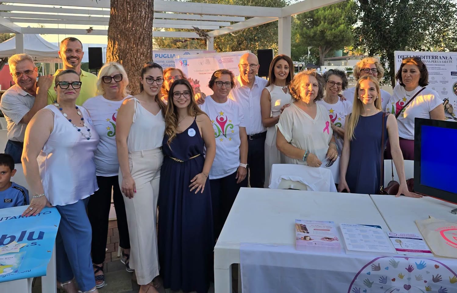 Il gruppo Insieme contro il cancro per la vita al presidio prevenzione con i materiali informativi e il pannello sulla dieta mediterranea
